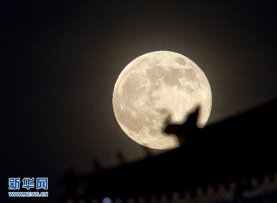 6月23日晚，在北京故宮角樓附近拍攝的圓月。
