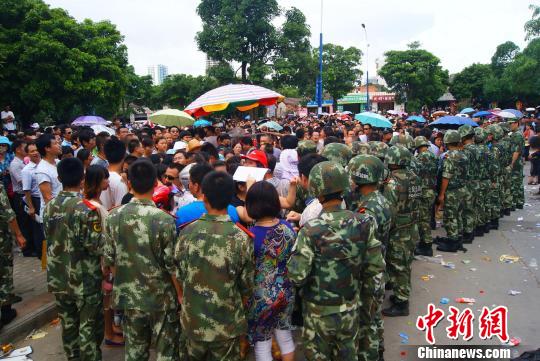 7月9日，聚集在中國人民銀行北海市中心支行的外地民眾越來越多，當?shù)毓俜讲坏貌怀鰟哟笈叿?、武警前往維