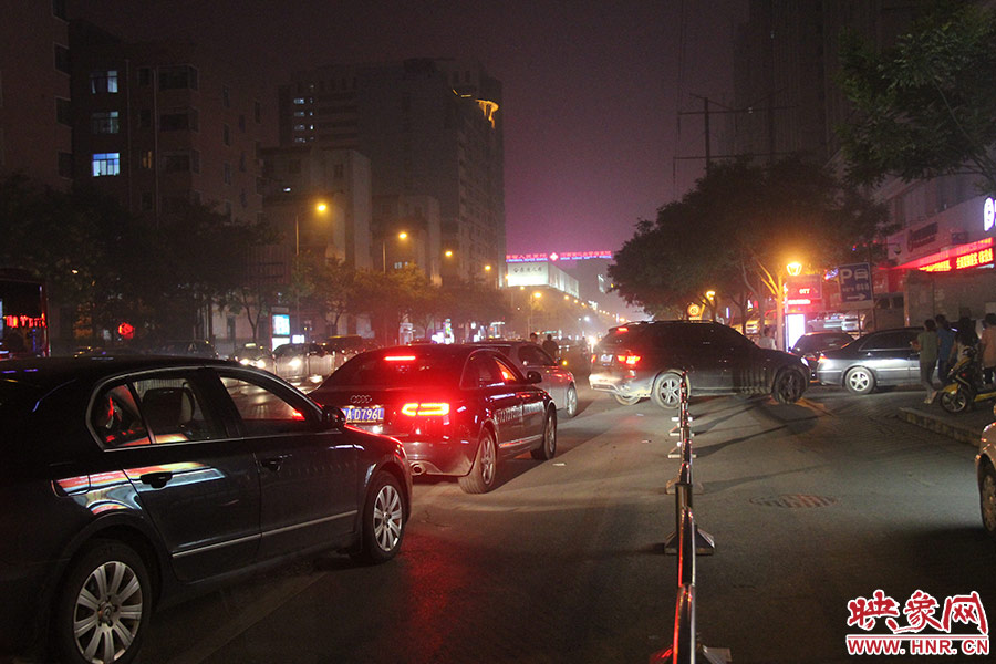 等待加油的車輛已經(jīng)排到了加油站外的道路上。