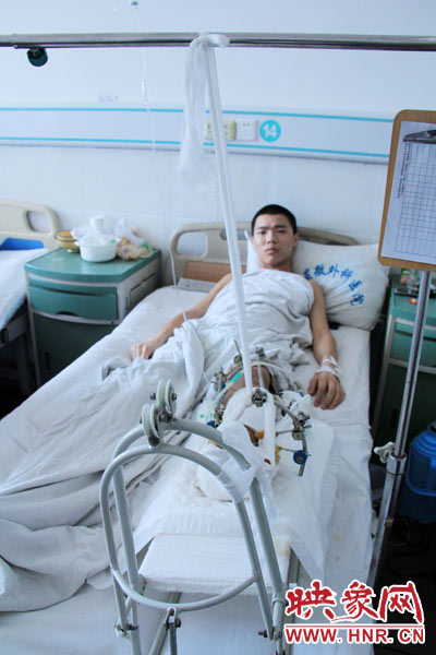 “如果有人肯幫我出4萬(wàn)元的醫(yī)藥費(fèi)，我愿意為他免費(fèi)工作3年，多苦多累都行。”7月26日，躺在病床里上的