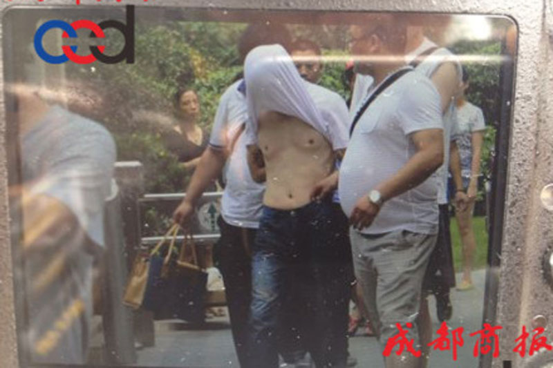 圖為事發(fā)現(xiàn)場，嫌疑人被警方控制。