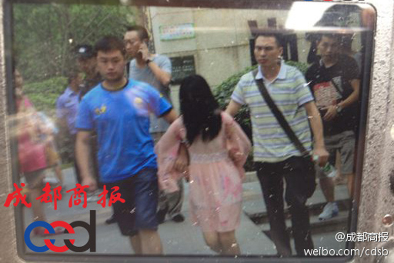 圖為事發(fā)現(xiàn)場，嫌疑人被警方控制。