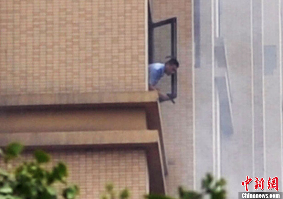 7月31日，成都成華區(qū)二十四城小區(qū)發(fā)生警匪槍戰(zhàn)。