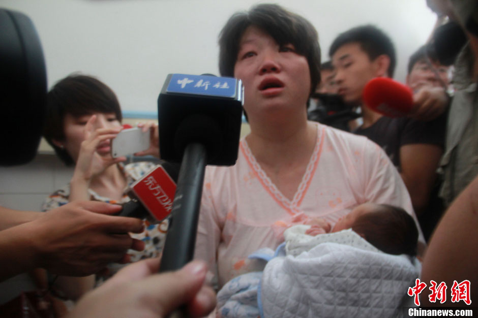 圖為獲救嬰兒母親接受中新社記者采訪。張一辰 攝