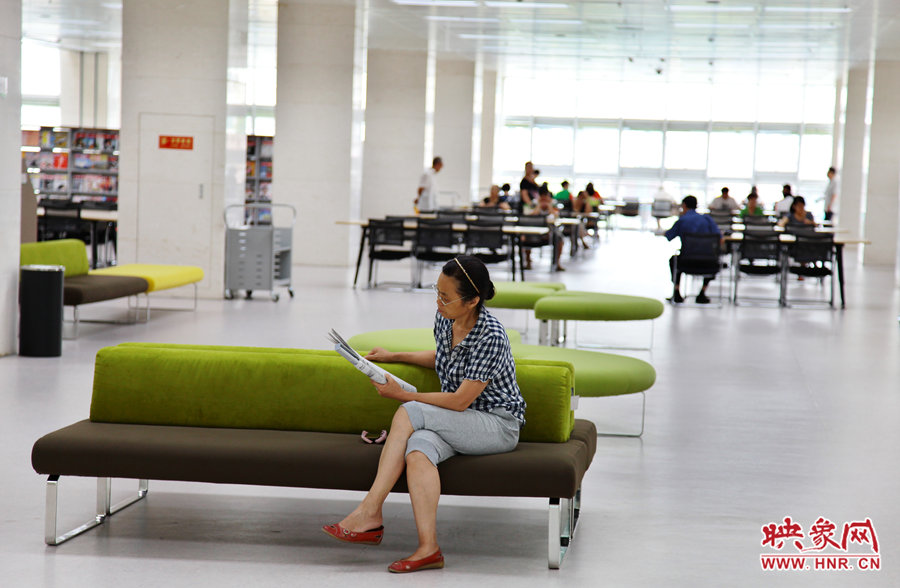 早上十點左右，已經(jīng)有不少讀者來管內(nèi)看書了。