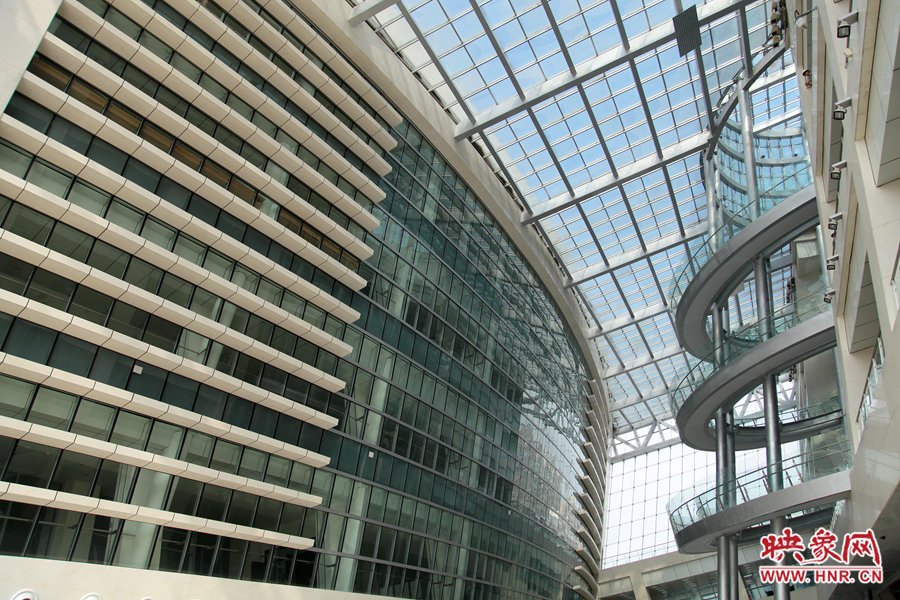 “全景天窗”帶來充足的自然光。