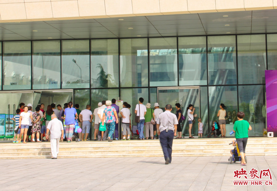 開館時間還沒到，門口已經(jīng)有不少等待的讀者