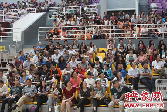 來自各地的老師認真觀看大屏幕上的系統(tǒng)操作演示 來自各地的老師認真觀看大屏幕上的系統(tǒng)操作演示