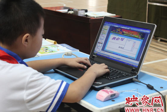 學生們對這套系統(tǒng)已經(jīng)操作很熟練 學生們對這套系統(tǒng)已經(jīng)操作很熟練