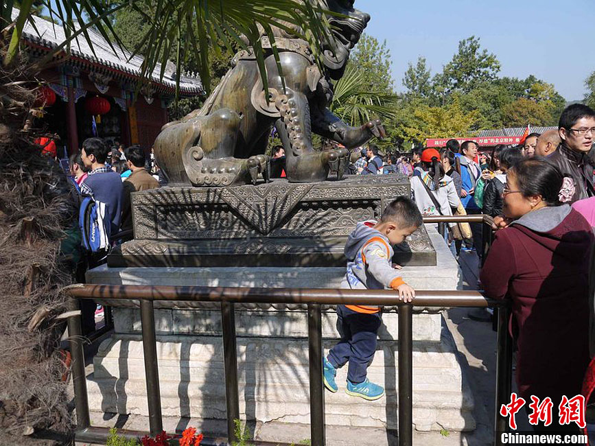 10月26日上午10點多，北京香山路賞紅客摩肩接踵