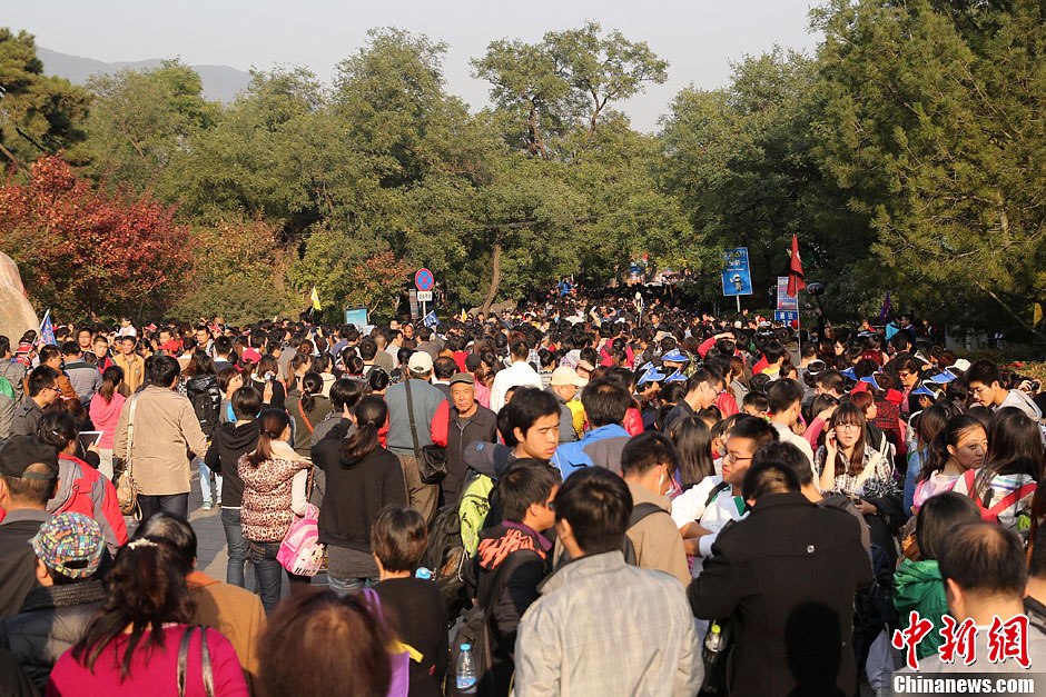 　10月26日，北京香山公園內(nèi)游客摩肩接踵。