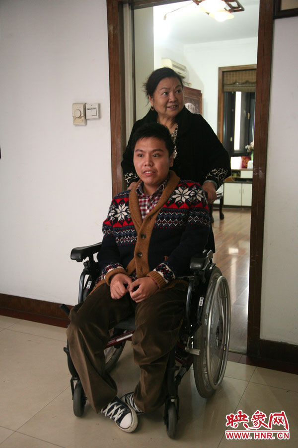 練完歌后，姥姥將海龍推了出來，因為行動不便，海龍很少出門，他的活動地方一般就是書房與客廳。