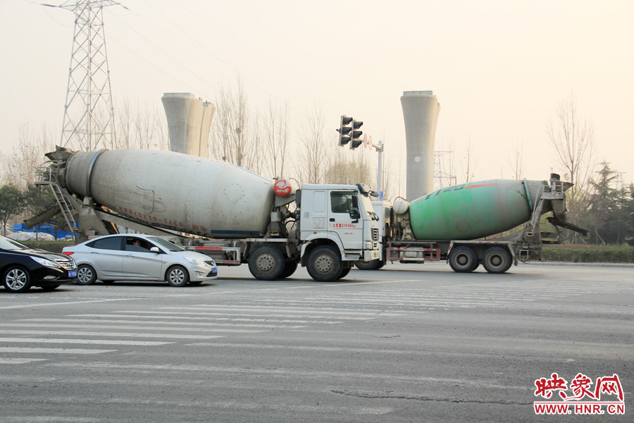 獨(dú)家:記者走訪鄭開大道 已放置數(shù)百個(gè)水泥隔離樁 獨(dú)家:記者走訪鄭開大道 已放置數(shù)百個(gè)水泥隔離樁