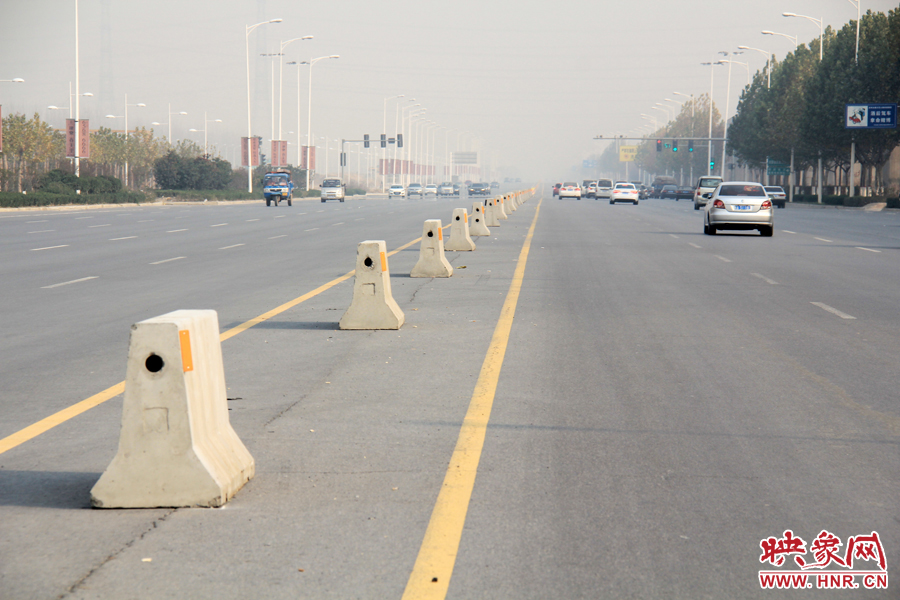 獨(dú)家:記者走訪鄭開大道 已放置數(shù)百個(gè)水泥隔離樁 獨(dú)家:記者走訪鄭開大道 已放置數(shù)百個(gè)水泥隔離樁