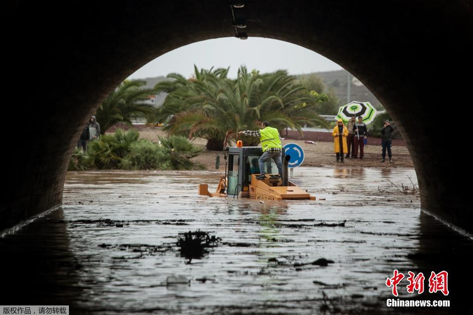 西班牙連日暴雨導(dǎo)致洪水泛濫 車輛被水淹沒 西班牙連日暴雨導(dǎo)致洪水泛濫 車輛被水淹沒