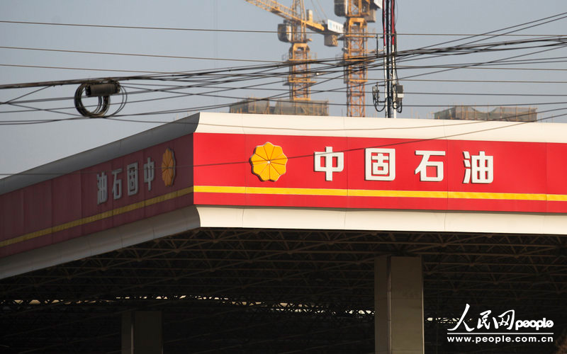 12月11日，西安市東三環(huán)北段，一名字為“中固石油”的加油站從遠處看去和“中國石油”加油站十分相似。