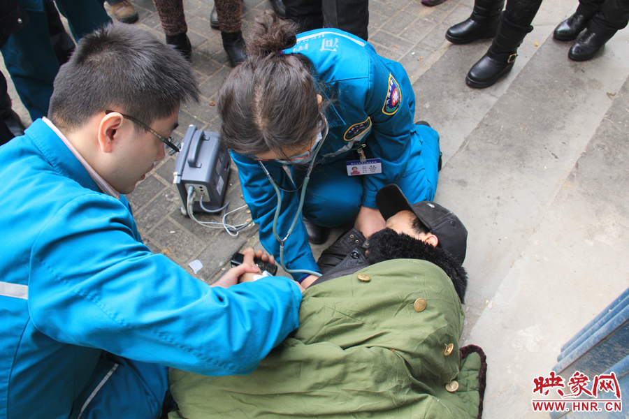 醫(yī)生在詢問男子有關(guān)情況 醫(yī)生在詢問男子有關(guān)情況