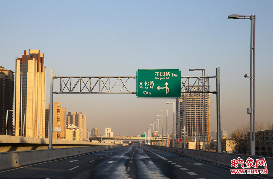 北三環(huán)快速路文化路段標(biāo)識(shí)牌提示，匝道直接可上文化路向北。