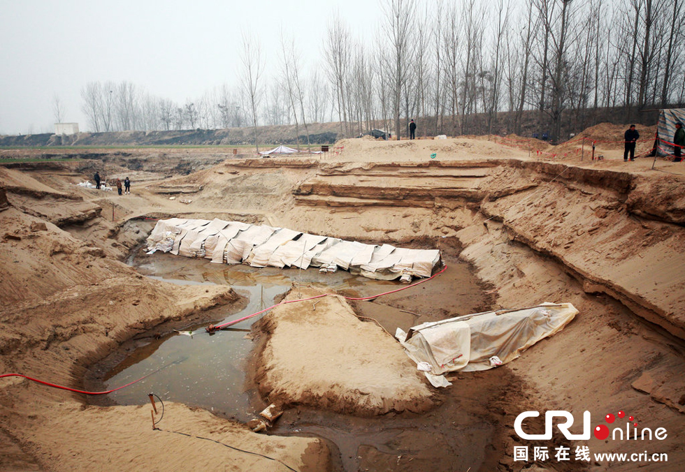 2014年1月6日，河南洛陽古沉船發(fā)掘現(xiàn)場，兩艘古沉船，一艘已經(jīng)挖掘出土，另一艘還有一半埋在沙丘里。