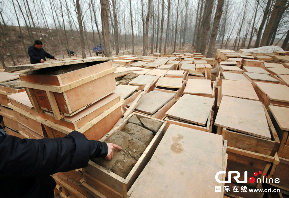 2014年1月6日，河南洛陽古沉船發(fā)掘現(xiàn)場，古船周圍和船上清理出來的青膏泥已被打包入箱。