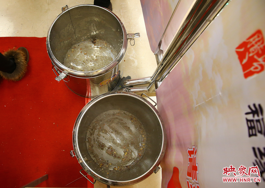 由于人多，兩大桶粥二十分鐘內(nèi)已經(jīng)見底。