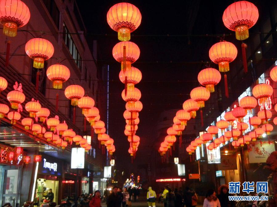 　1月30日，市民行走在大紅燈籠裝飾的蘇州街頭。