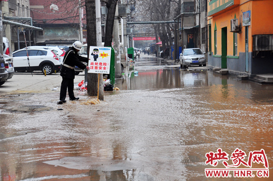 巡防隊員到了現場后，設置了警示牌，并勸阻小朋友進入水中