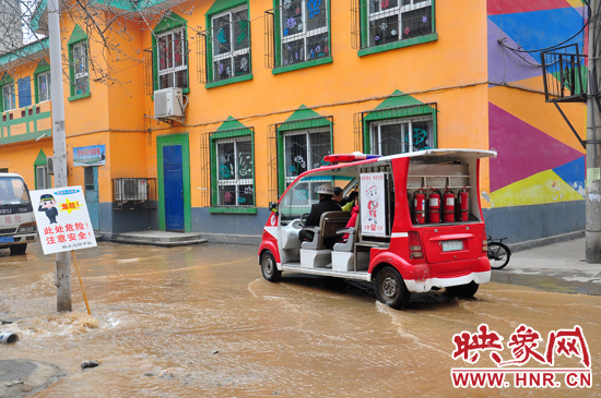 巡防隊員將巡消車開到對面，將上學的小朋友一個一個接上車，送出家屬院