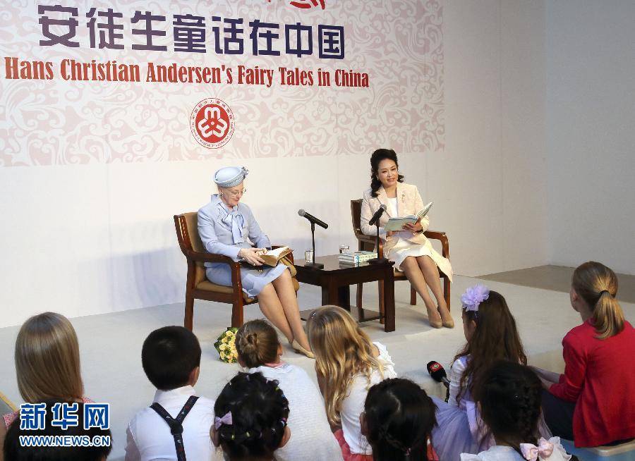 這是彭麗媛和瑪格麗特二世來到兩國孩子們當中，為孩子們朗讀安徒生童話《丑小鴨》選段。