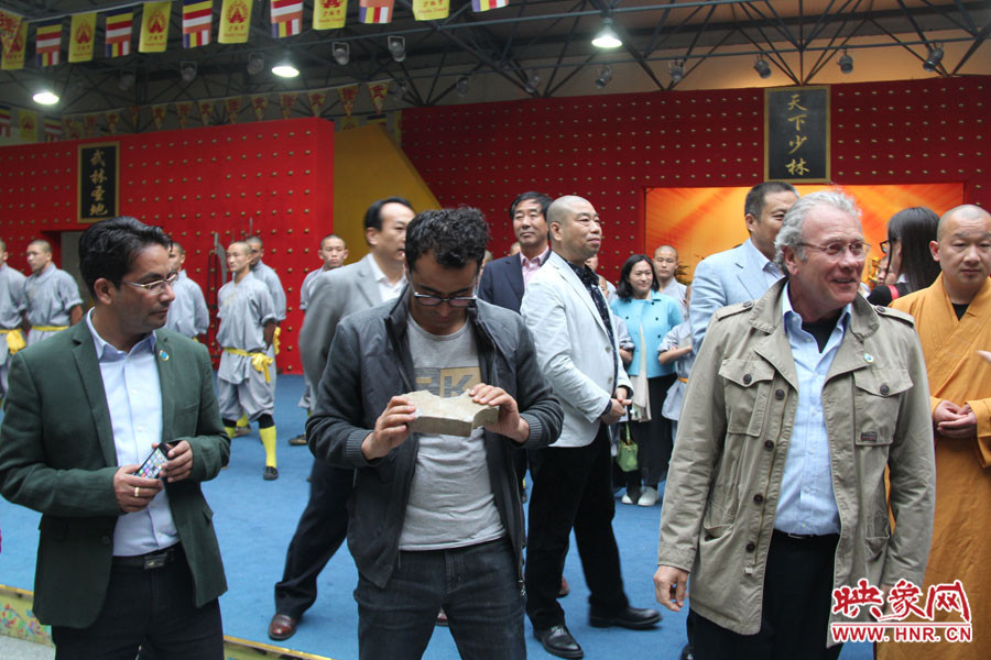 在表演后，外交官查看被表演者劈開的磚頭