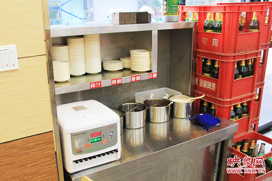 調(diào)料、小碟、餐具也都被放在另一張單獨(dú)的桌子上,需要用餐者“自助”。