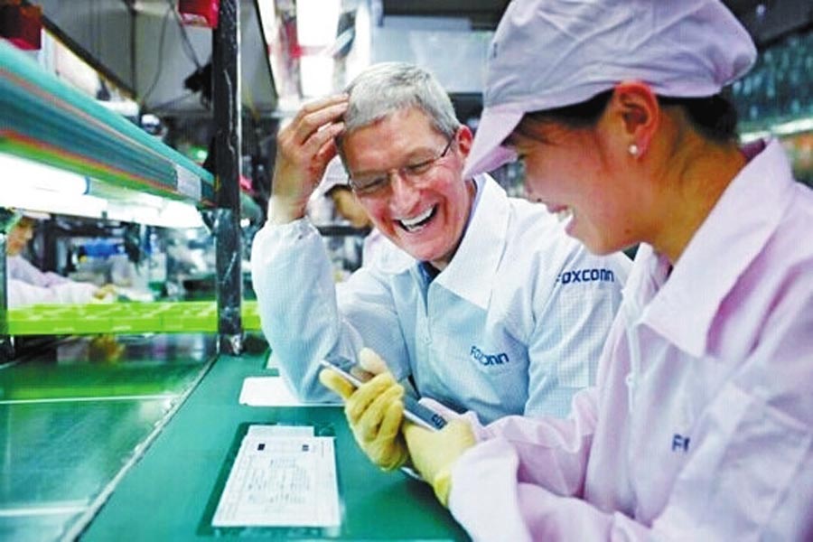 圖為蒂姆·庫(kù)克和一名女工在熱烈地交談。