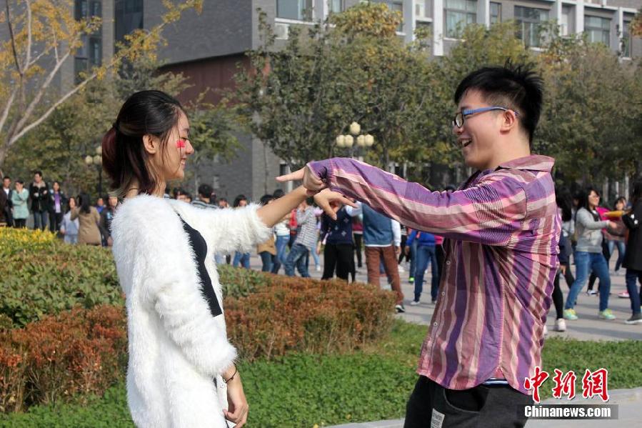11月11日，河南財(cái)經(jīng)政法大學(xué)校園內(nèi)，300名在校大學(xué)生在上演了一出“光棍”也瘋狂的“快閃”大戲。