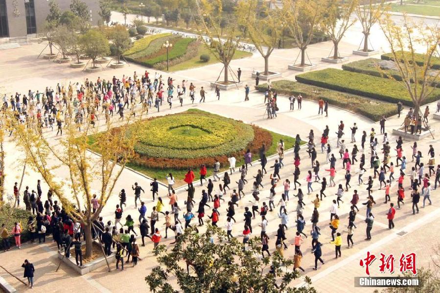 11月11日，河南財(cái)經(jīng)政法大學(xué)校園內(nèi)，300名在校大學(xué)生在上演了一出“光棍”也瘋狂的“快閃”大戲。