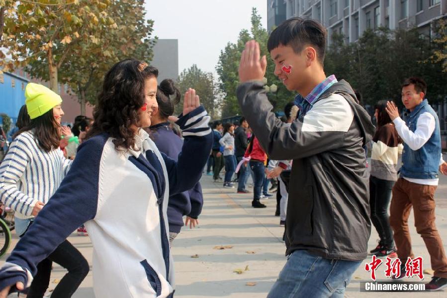 11月11日，河南財(cái)經(jīng)政法大學(xué)校園內(nèi)，300名在校大學(xué)生在上演了一出“光棍”也瘋狂的“快閃”大戲。