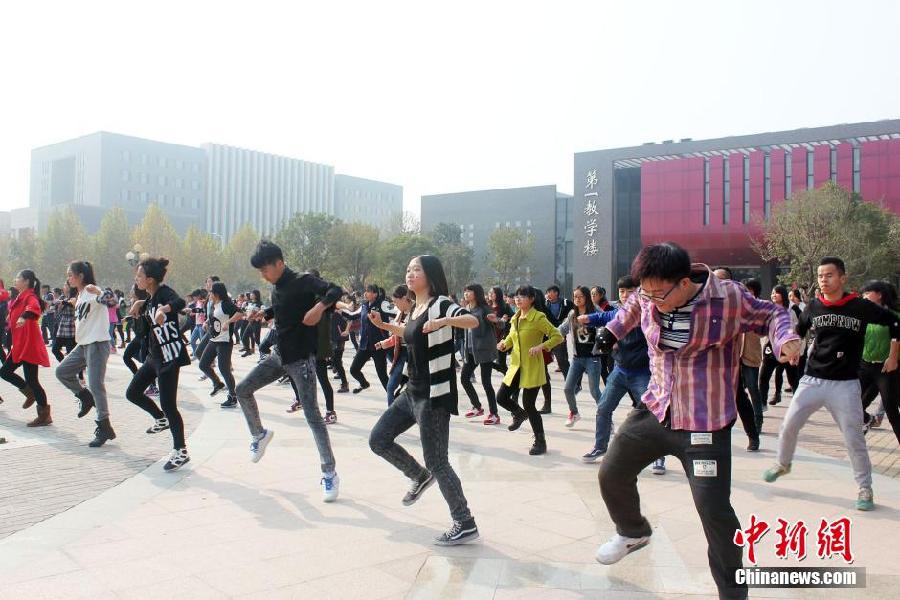 11月11日，河南財(cái)經(jīng)政法大學(xué)校園內(nèi)，300名在校大學(xué)生在上演了一出“光棍”也瘋狂的“快閃”大戲。