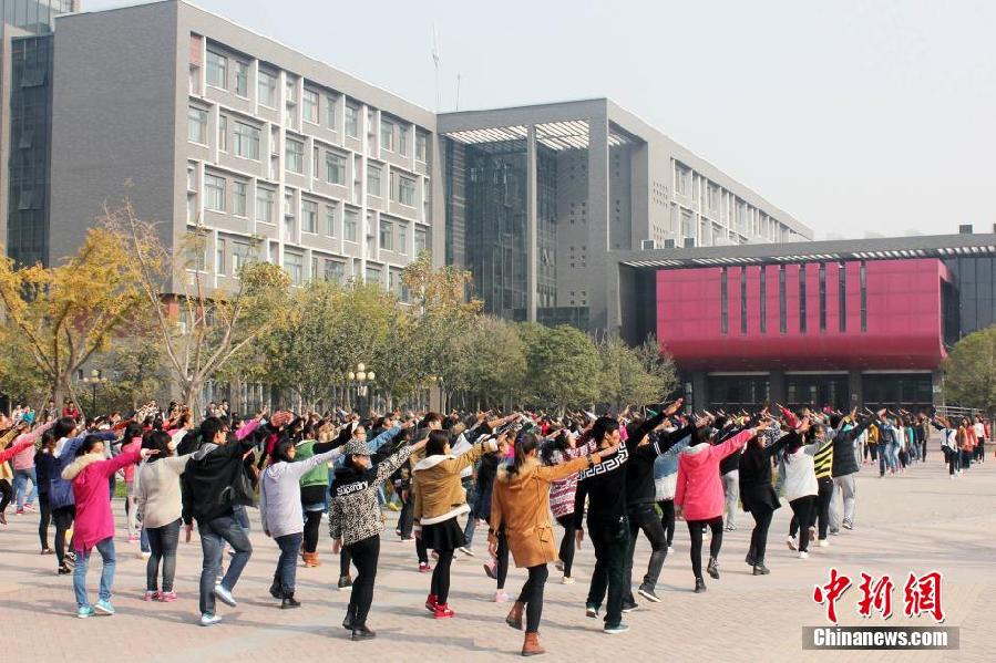 11月11日，河南財(cái)經(jīng)政法大學(xué)校園內(nèi)，300名在校大學(xué)生在上演了一出“光棍”也瘋狂的“快閃”大戲。