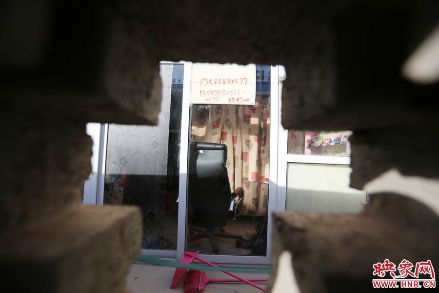 透過(guò)墻上的格子，可以看到里面的一切。