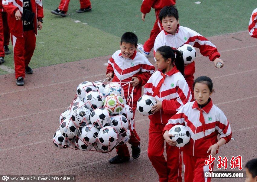 洛陽推進(jìn)校園足球普及 學(xué)生跳起“足球操” 洛陽推進(jìn)校園足球普及 學(xué)生跳起“足球操”