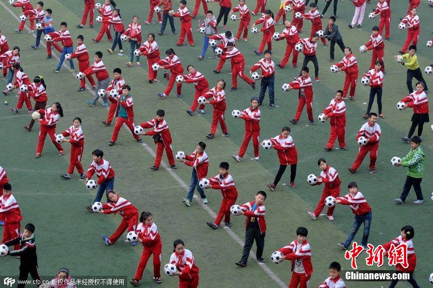 洛陽推進(jìn)校園足球普及 學(xué)生跳起“足球操” 洛陽推進(jìn)校園足球普及 學(xué)生跳起“足球操”