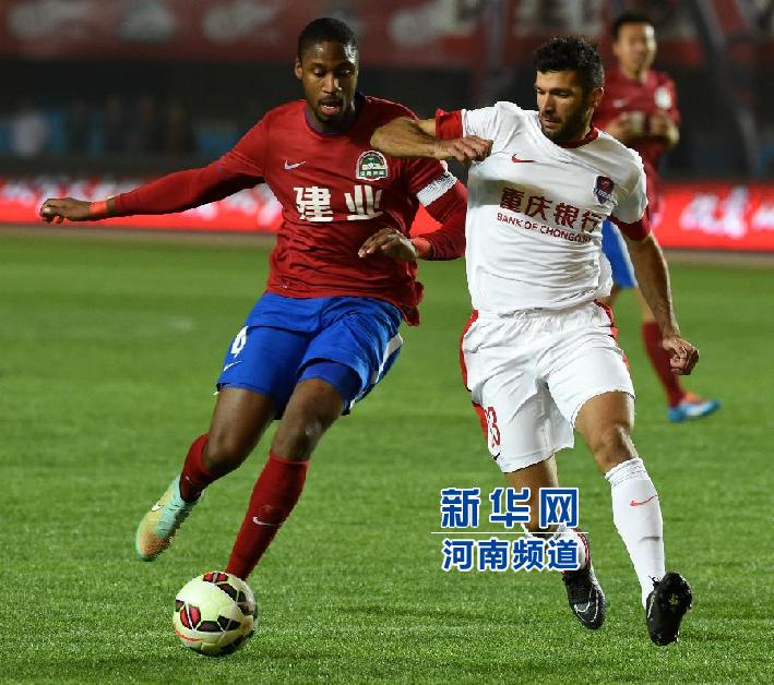 河南建業(yè)隊隊員戈麥斯（左）與重慶力帆隊隊員吉利奧蒂在比賽中拼搶。
