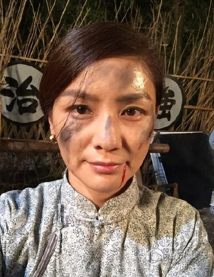 胡可曬出滿面塵土的自拍并向老公沙溢撒嬌道:“好吧,改一下,他日若我如此,你可還會愛我?@沙溢?！? width=