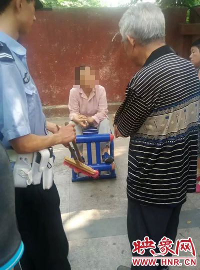 老太當(dāng)時坐在健身器材上做仰臥起坐，說環(huán)衛(wèi)工人影響她鍛煉身體了，便開始謾罵環(huán)衛(wèi)工人。