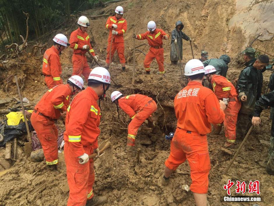8月19日，救援人員正在全力搜尋被埋遇難者
