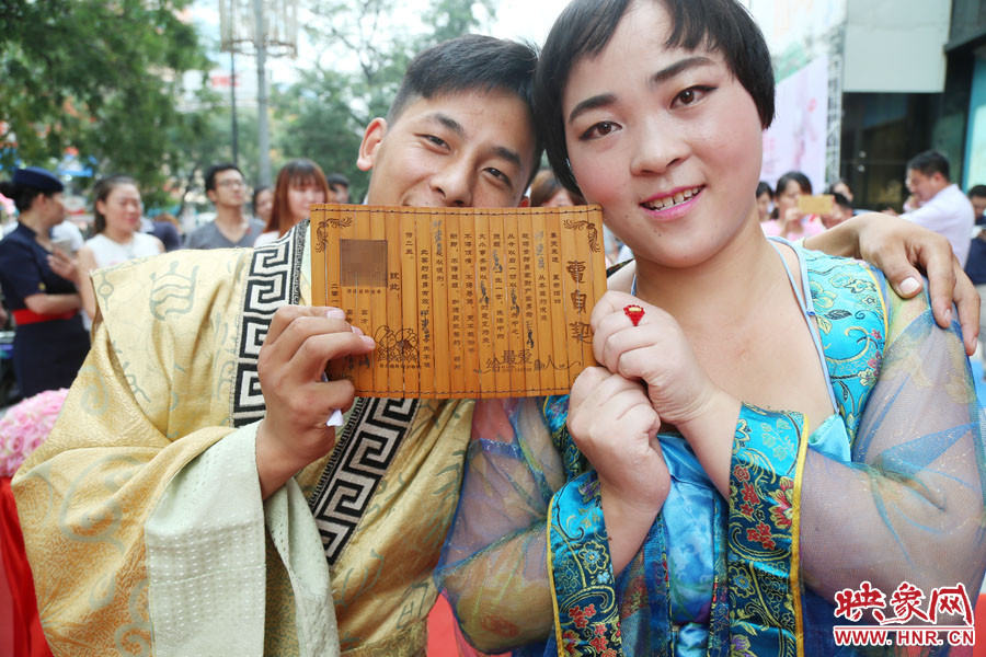 一對兒情侶現(xiàn)場展示“賣身契”內(nèi)容。