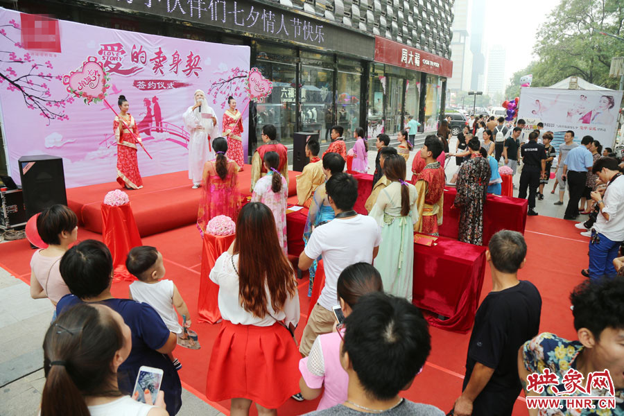 活動現(xiàn)場，聚集了大量圍觀群眾。