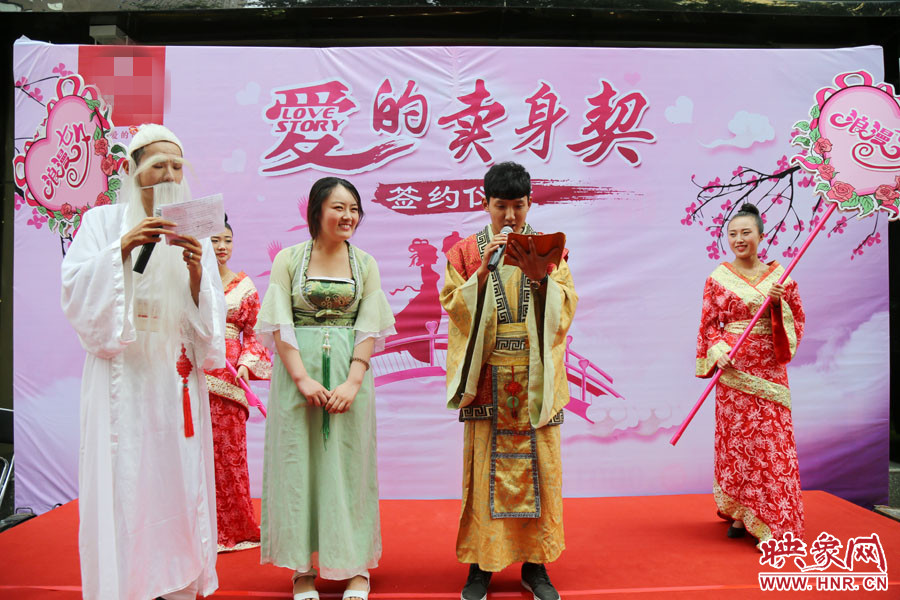 男子現(xiàn)場宣讀“賣身契”的內(nèi)容，讓大家作證。