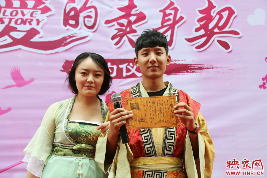 現(xiàn)場的8名男子異口同聲地表示，如違反此契約，可以接受處以極刑。