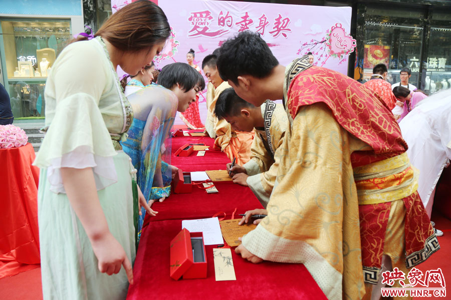 在“月老”的見證下，8名男子簽下代表真摯愛情的“賣身契”。