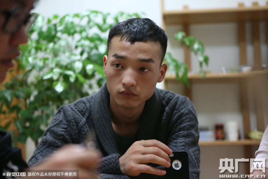 網絡紅人葉良辰現(xiàn)身浙江臺州，接受記者的專訪。